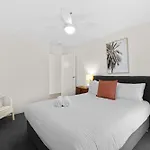 Surfside Court - Hosted By Burleigh Letting